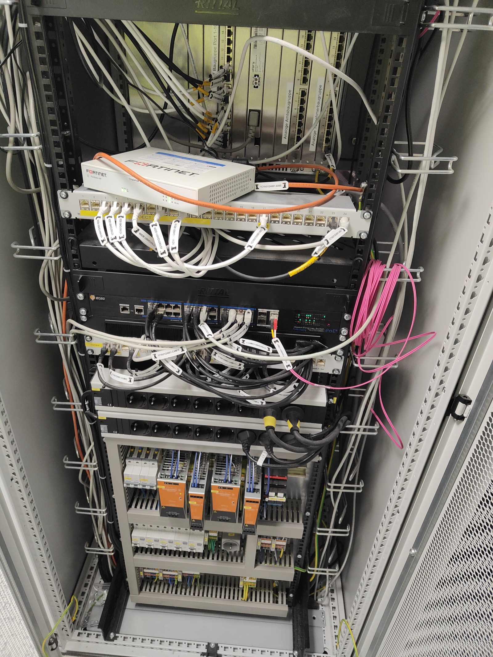 Armoire d'automatisme industriel avec automate Siemens et modules de sécurité