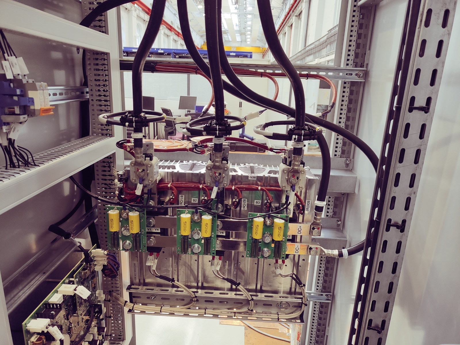 Armoire électrique ouverte sur site industriel