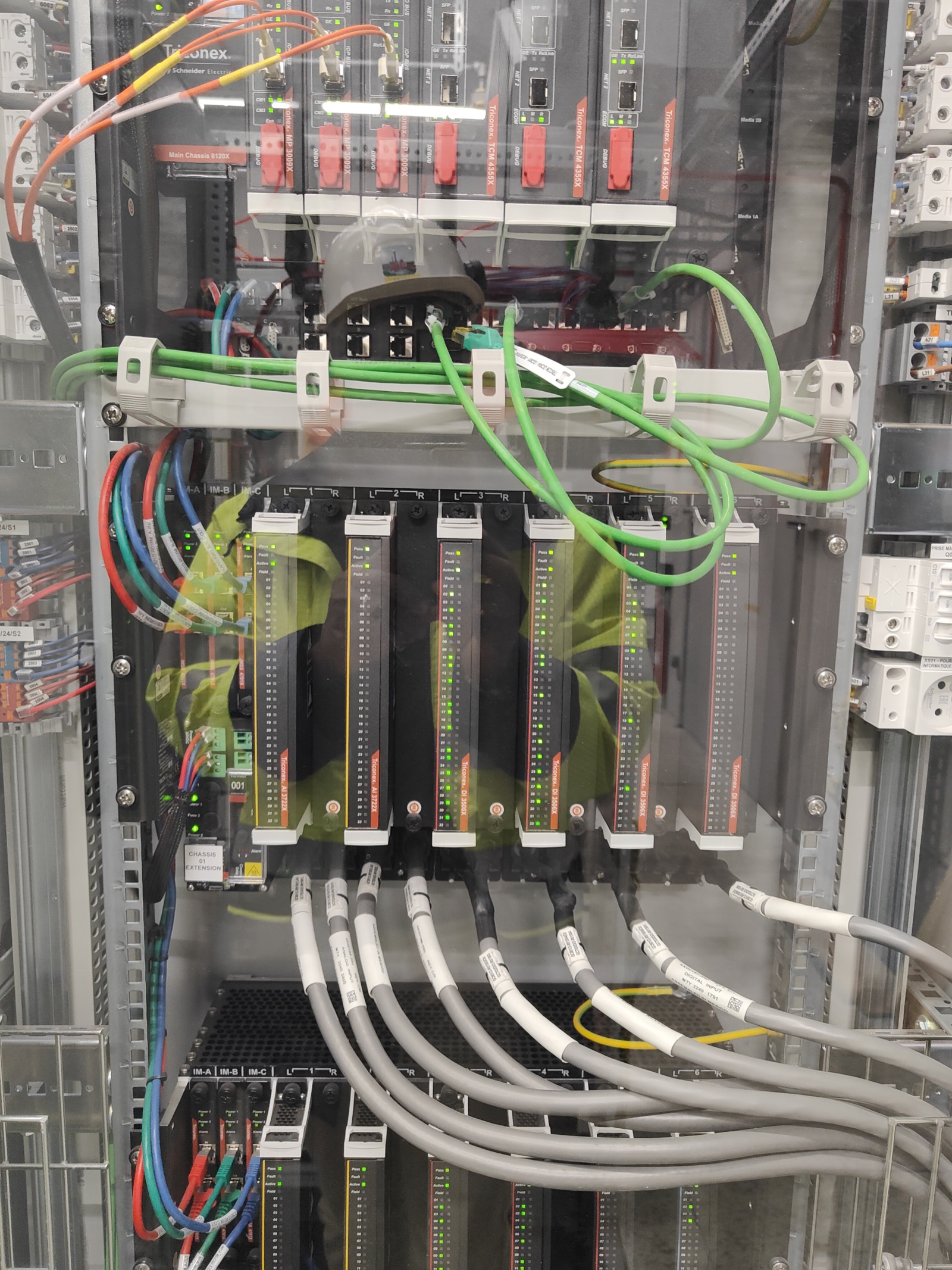 Automate de sécurité Schneider dans armoire d'automatisme industriel