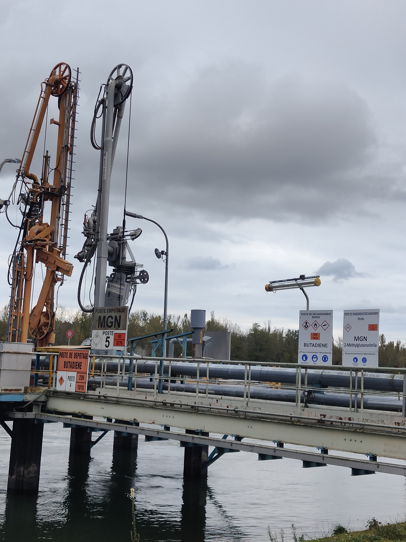 Site industriel SEVESO — poste d'empotage chimie avec signalétique de sécurité